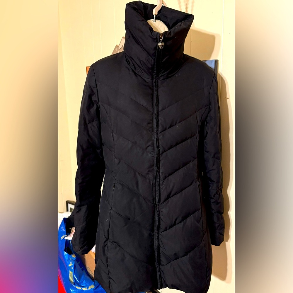 Guess Sz M. Super-high zip collar.  Black long chevron patterned parka. Nice!